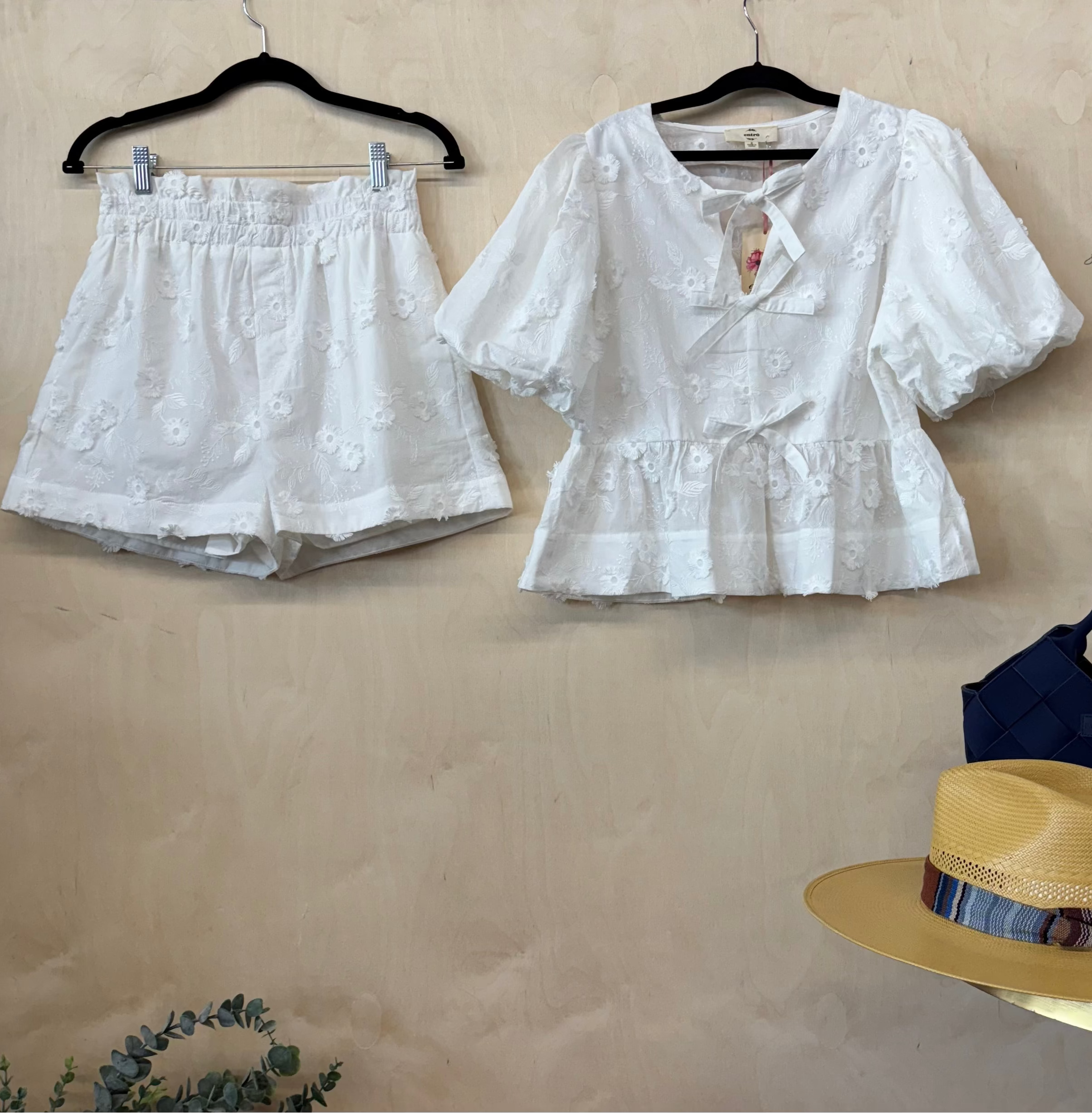 Entrousa Floral Embroidered High-Waist Shorts