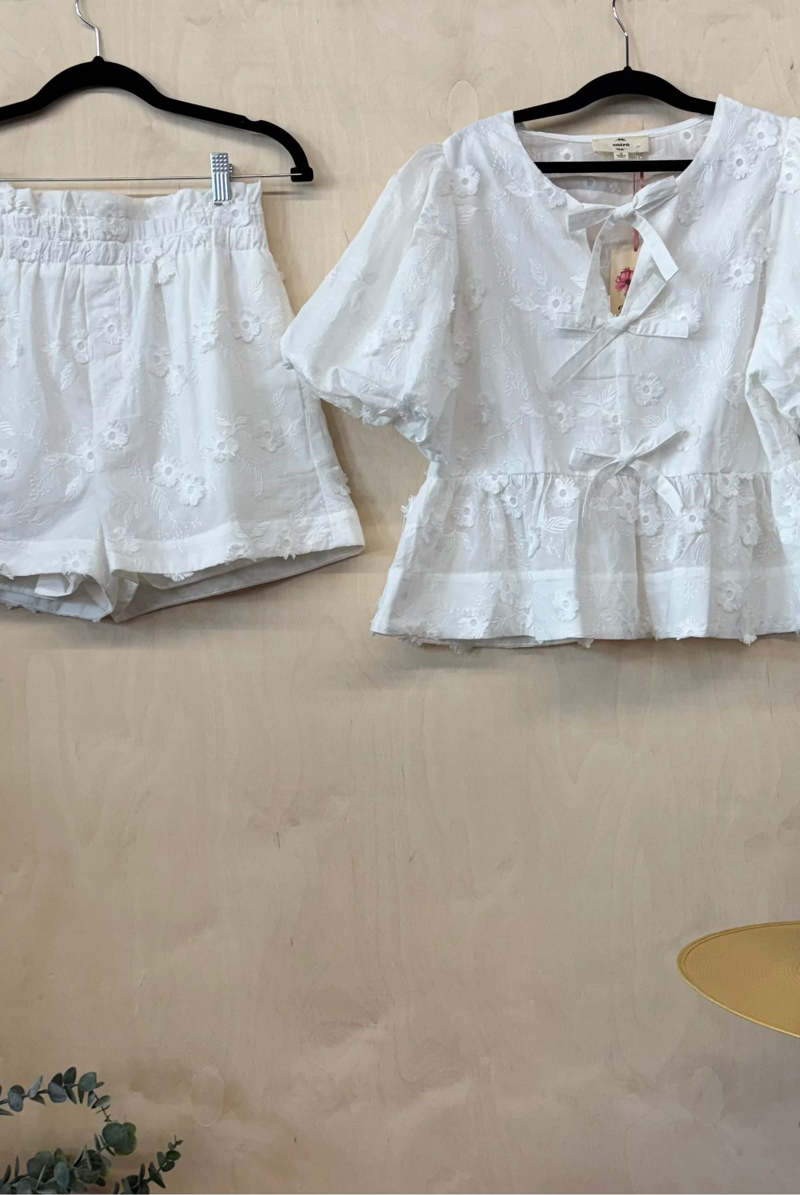 Entrousa Floral Embroidered High-Waist Shorts