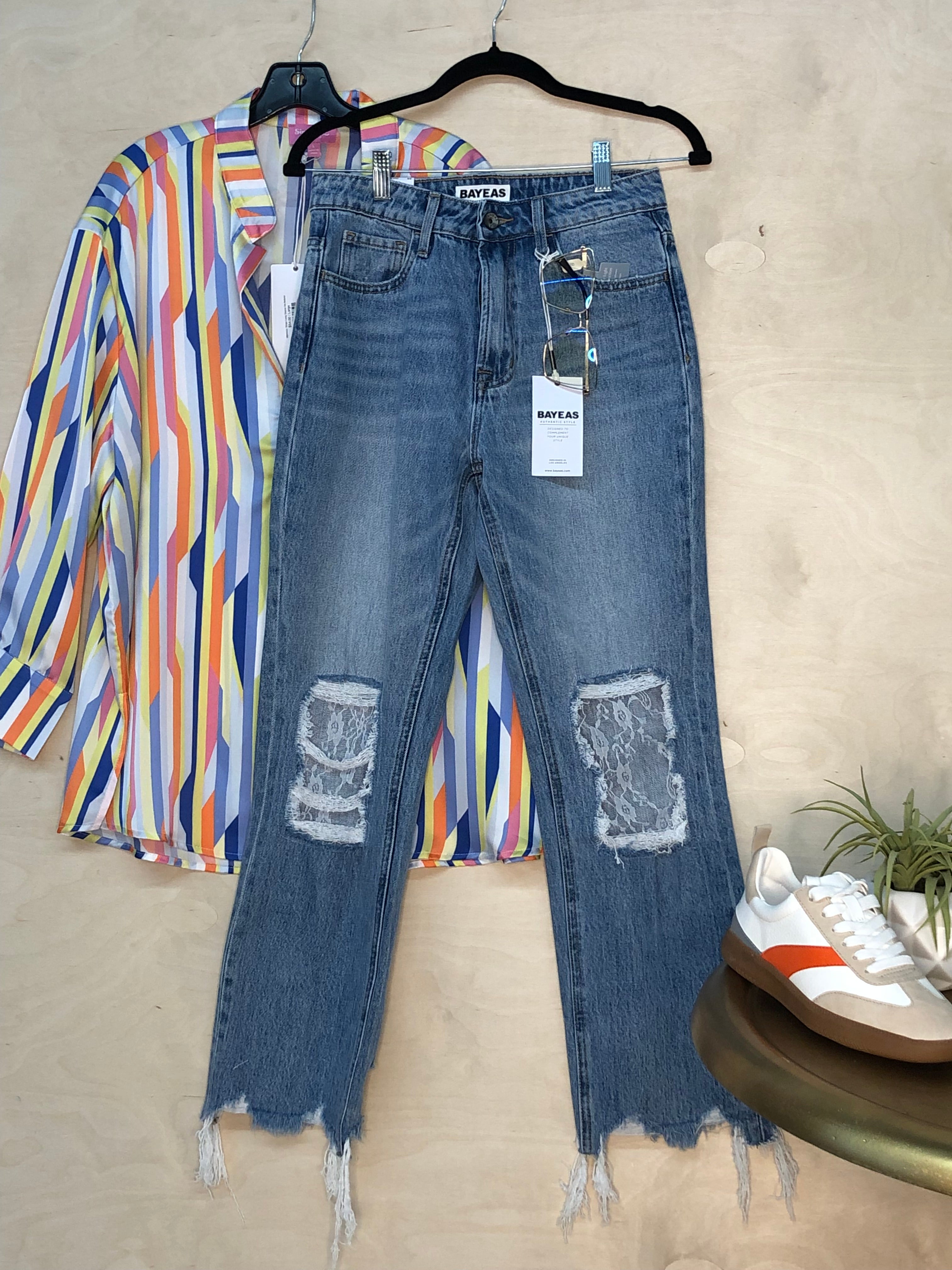 Lace-Up Side Distressed Jeans – Light Wash 